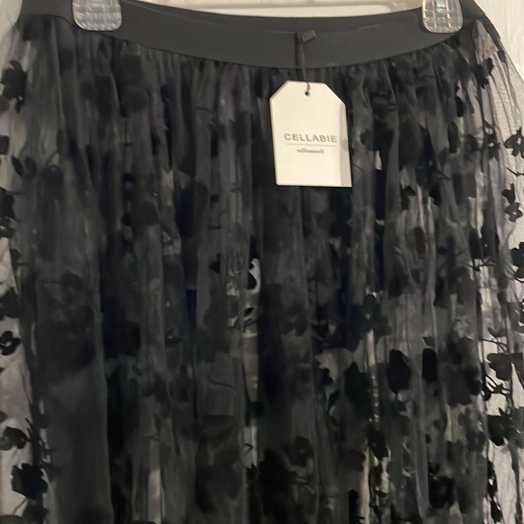 Black Sheer Lace Floral Maxi-Skirt - Picture 4 of 6